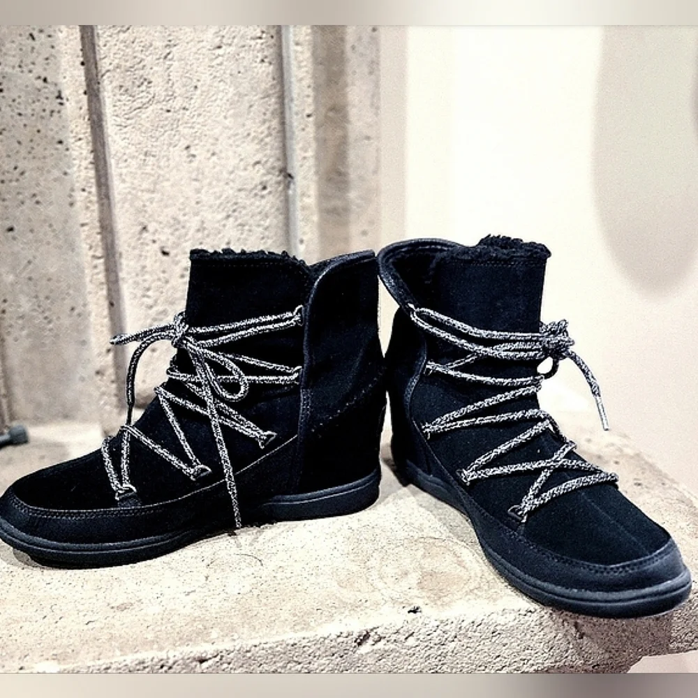 NWOB Skechers Plus 3 Trois Suede Lace-up Bootie Size 9